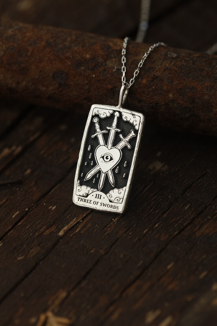 925K Gümüş Three of Swords Tarot Kolye