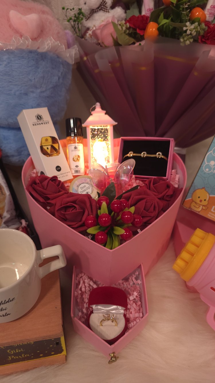 Sevgiline “Özel Hissettiren” 14 Şubat Premium Hediye Kutusu