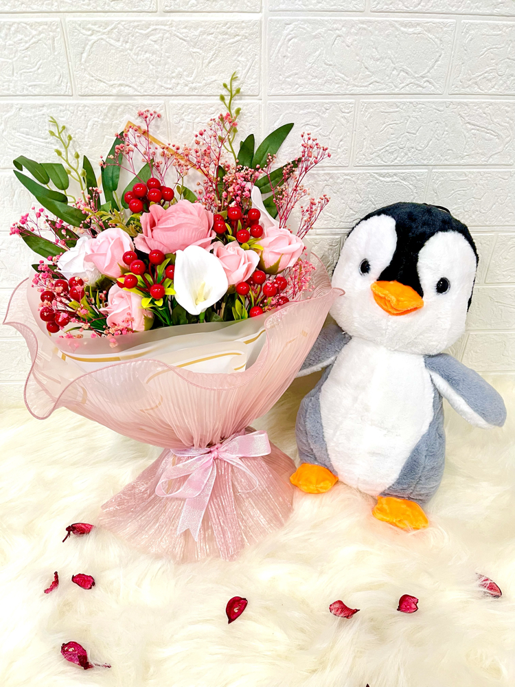 Lüx pembe güllü kokina buketi & sevimli pingu