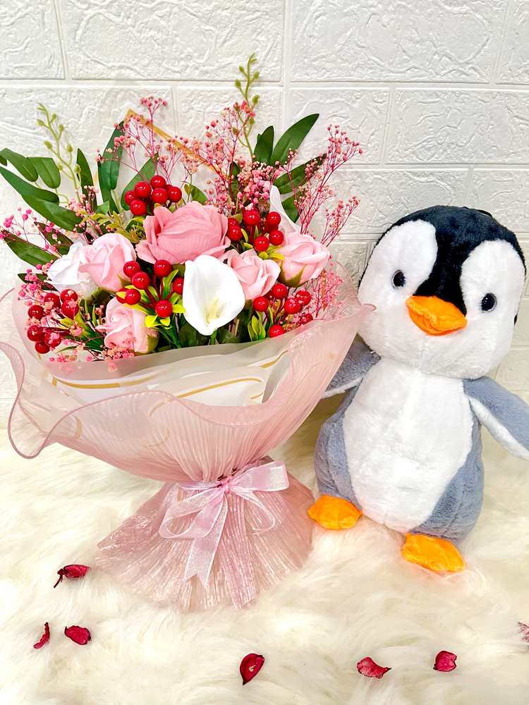 Lüx pembe güllü kokina buketi & sevimli pingu