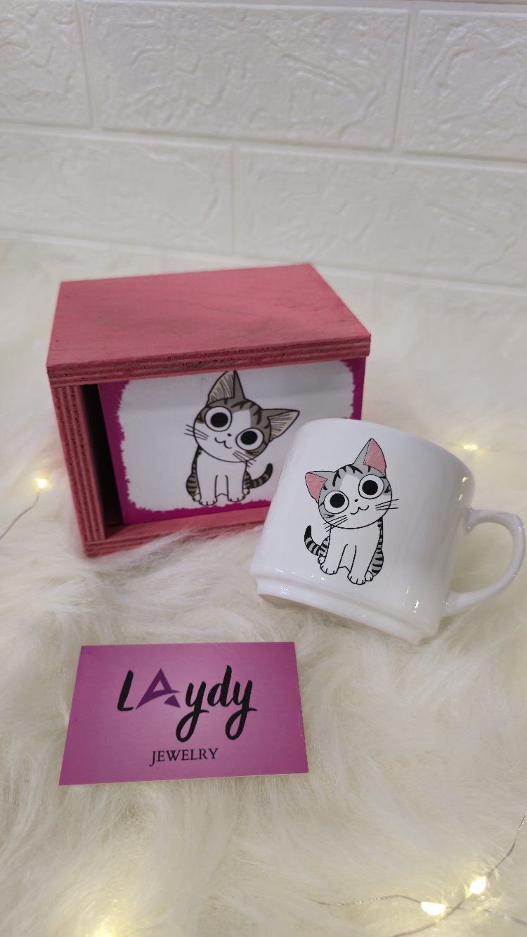 Özel Ahşap Kutulu Kedi Tasarımlı Kupa