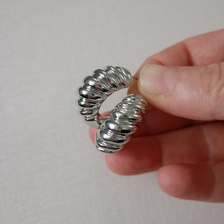 Lente Aksesuar Kadın Vintage Dokulu Kruvasan Halka Küpe - Burgu Model Şık Günlük Küpe