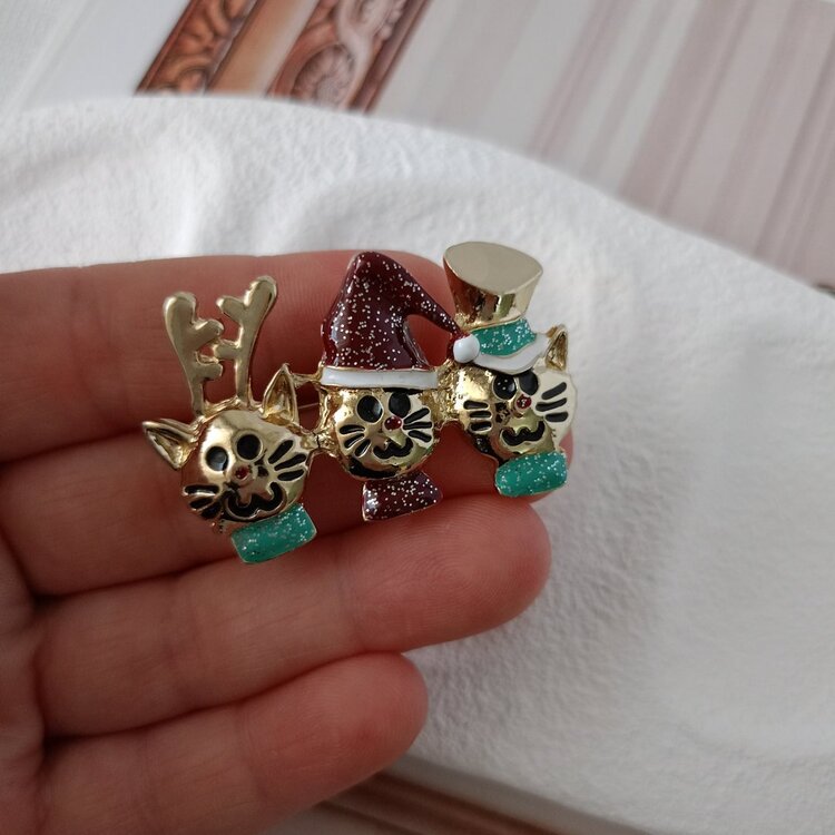 Lente Aksesuar Üçlü Yeni Yıl Kedisi Broş-Gold Renk Üç Kedi Figürlü Yılbaşı Broşu, Noel Baba Şapkalı