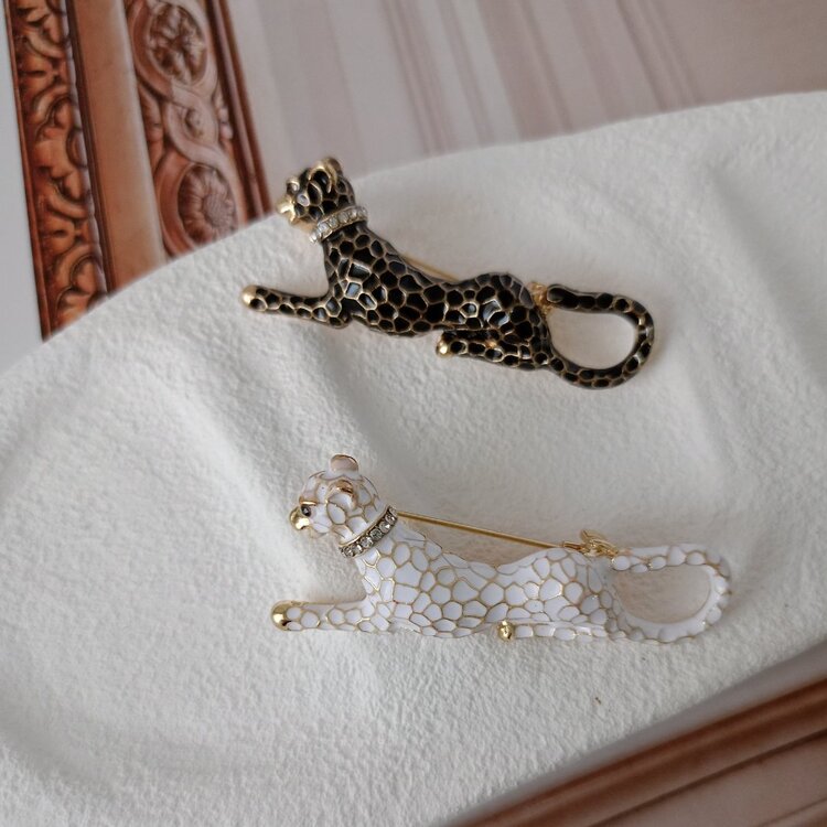 Lente Aksesuar Kaplan Broş-Kristal Taşlı Gold Detaylı Leopar Figürlü Yaka İğnesi
