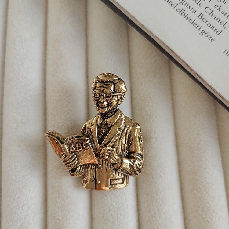Lente Aksesuar Gold Renk Öğretmen Broş-Kitap ve Kalemli Öğretmen Yaka İğnesi