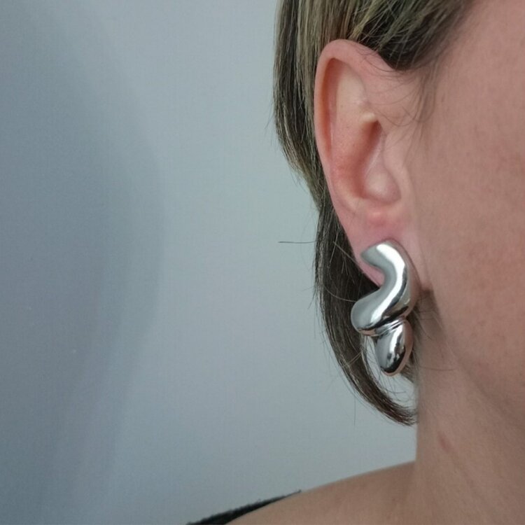 Lente Aksesuar Gümüş Renk Bombeli Kıvrımlı Küpe - Modern Retro Stil Küpe