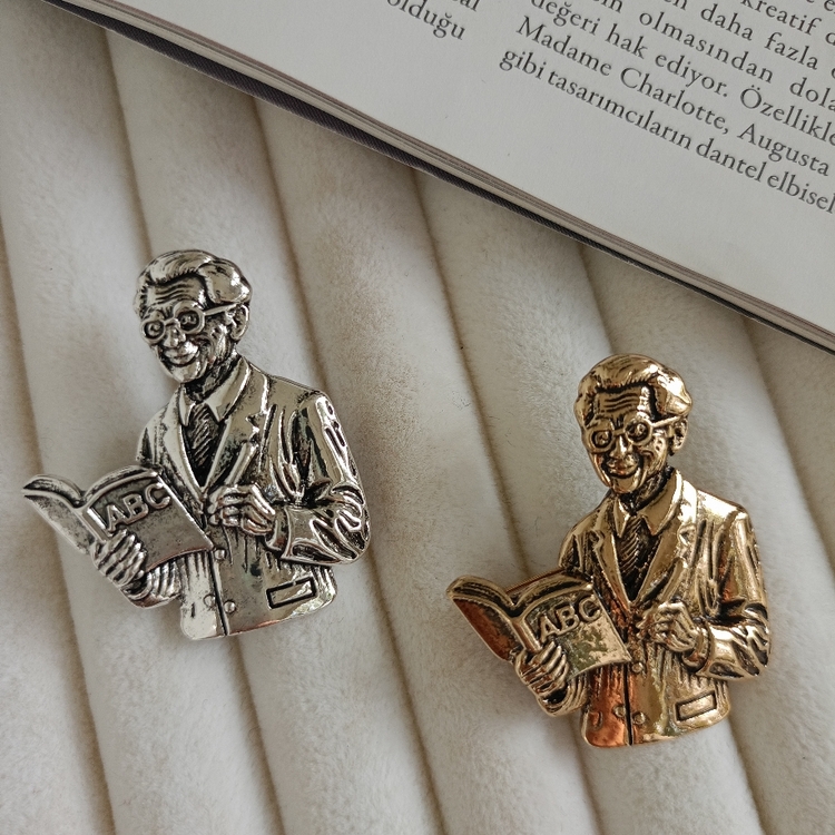 Lente Aksesuar Silver Renk Öğretmen Broş-Kitap ve Kalemli Öğretmen Yaka İğnesi