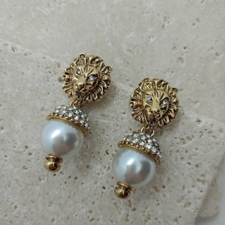 Lente Aksesuar Gold Renk Aslan Figürlü Sallantılı İnci Küpe Parlak Taş Detaylı Antik Tarz