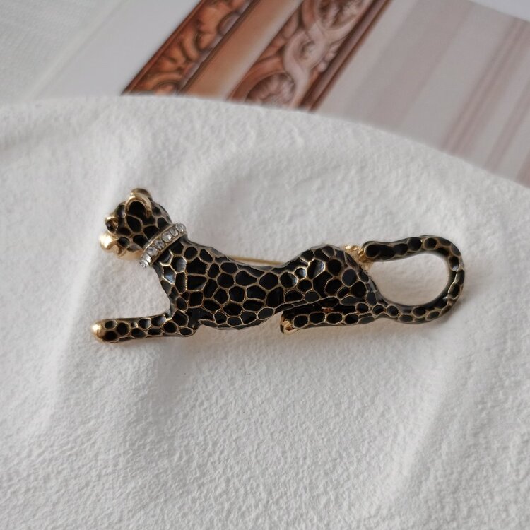 Lente Aksesuar Kaplan Broş-Kristal Taşlı Gold Detaylı Leopar Figürlü Yaka İğnesi