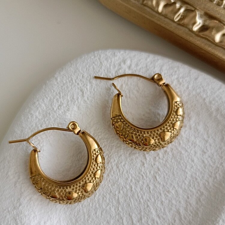 Lente Aksesuar Antik Gold Renk Kabartma Kalp Desenli Vintage Çelik Küpe