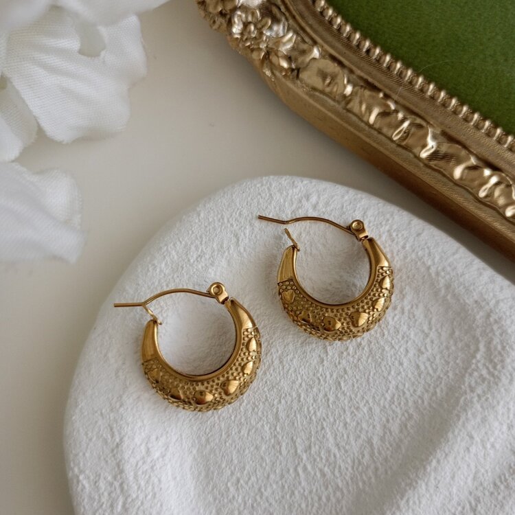 Lente Aksesuar Antik Gold Renk Kabartma Kalp Desenli Vintage Çelik Küpe