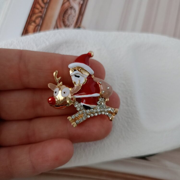 Lente Aksesuar Kristal Taşlı Geyikli Noel Baba Broş- Reng Geyikli Noel Baba YAka İğnesi