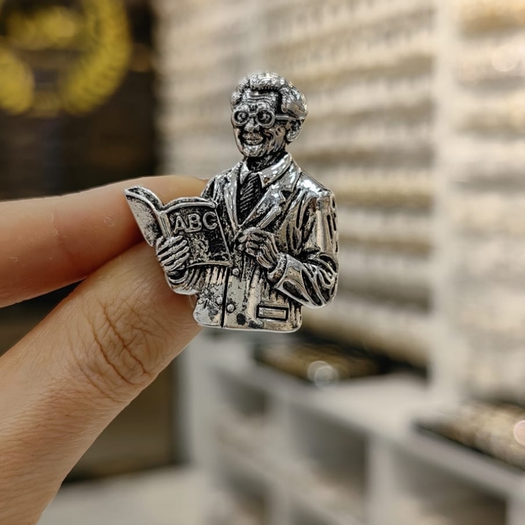 Lente Aksesuar Silver Renk Öğretmen Broş-Kitap ve Kalemli Öğretmen Yaka İğnesi