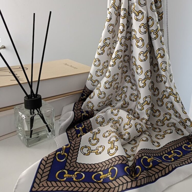 Lente Aksesuar Kadın Premium Desenli Boyun Çanta Ve Saç Fuları 70x70 cm