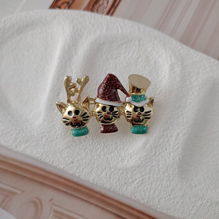 Lente Aksesuar Üçlü Yeni Yıl Kedisi Broş-Gold Renk Üç Kedi Figürlü Yılbaşı Broşu, Noel Baba Şapkalı