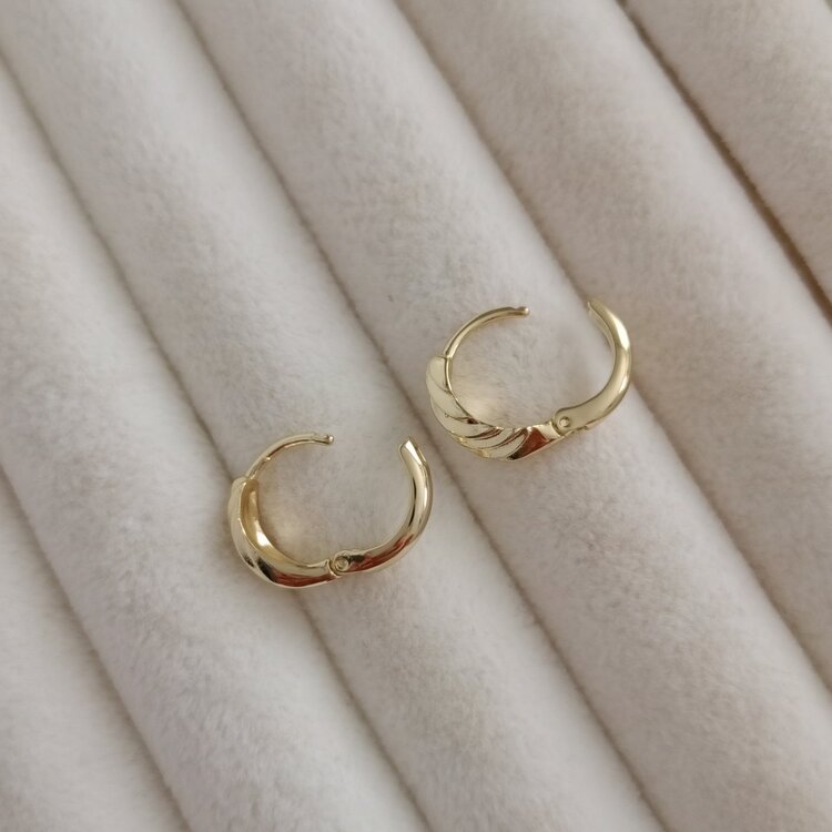 Lente Aksesuar Xuping Kararmaz Çelik Gold Burgu Model Vintage Küpe