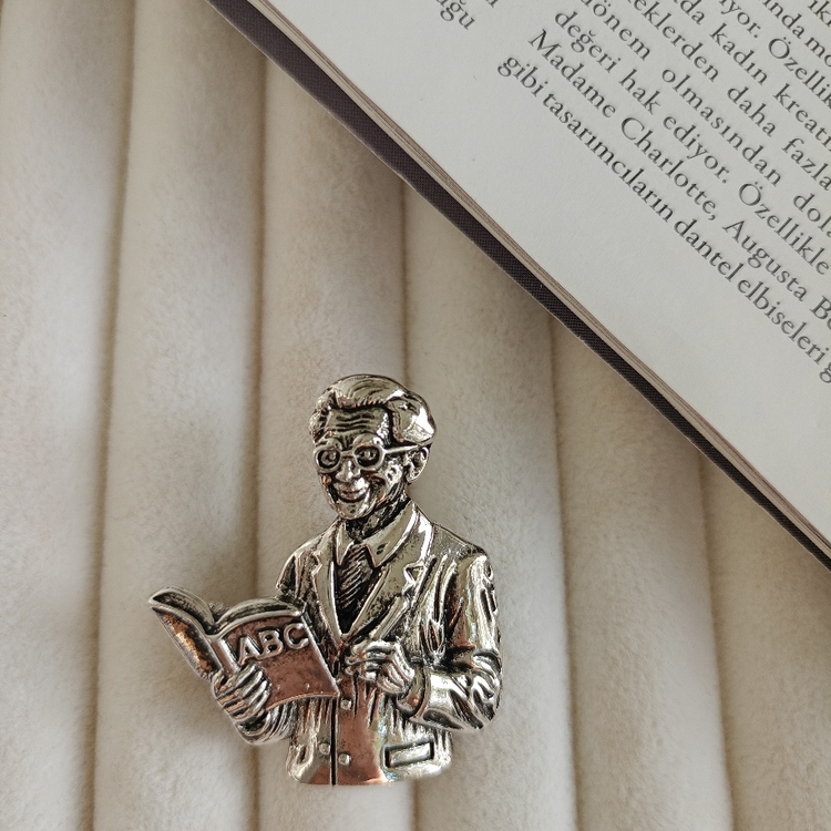 Lente Aksesuar Silver Renk Öğretmen Broş-Kitap ve Kalemli Öğretmen Yaka İğnesi
