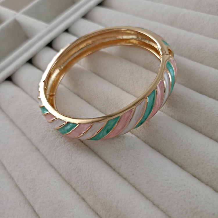 Lente Aksesuar Gold Kaplama Mineli Kelepçe/Pembe Mint Renkli Sarmal Desenli Vintage Kadın Bileklik
