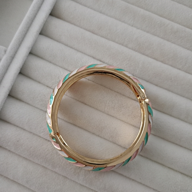 Lente Aksesuar Gold Kaplama Mineli Kelepçe/Pembe Mint Renkli Sarmal Desenli Vintage Kadın Bileklik