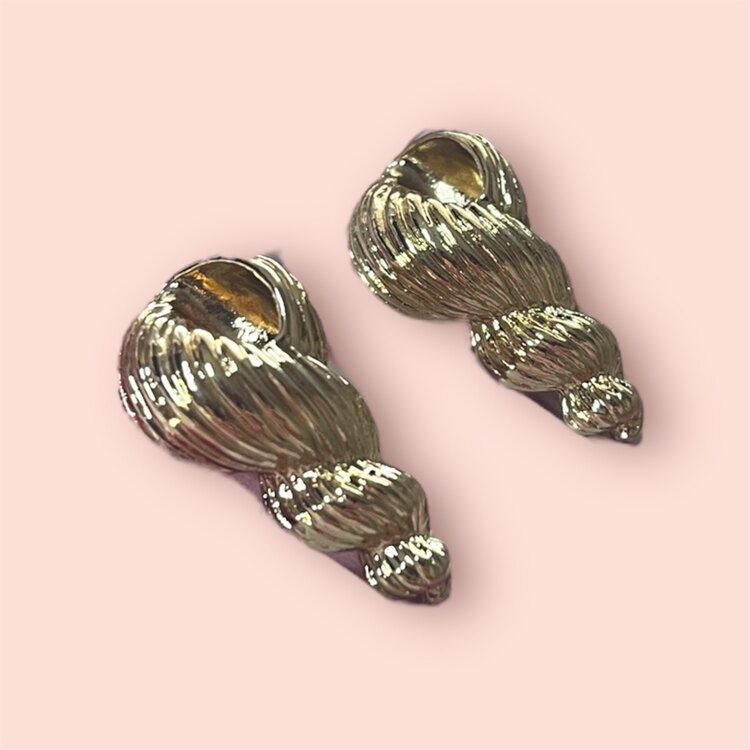 shell earrings