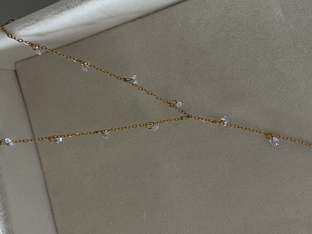 Sallantılı Beyaz Taşlı Y Kolye