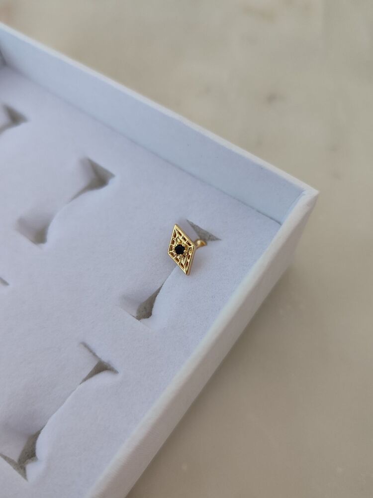 Siyah Taşlı Detaylı Kare Cerrahi Çelik Piercing /  Gold