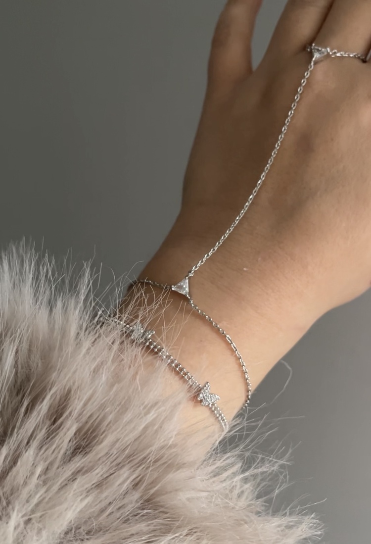 Üçgen Taş Detaylı Silver Şahmeran