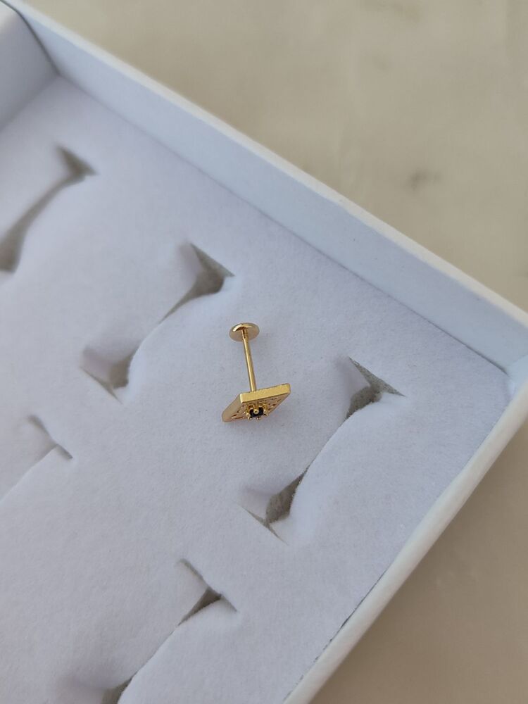 Siyah Taşlı Detaylı Kare Cerrahi Çelik Piercing /  Gold