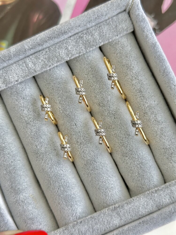 M Düğüm Küpe
