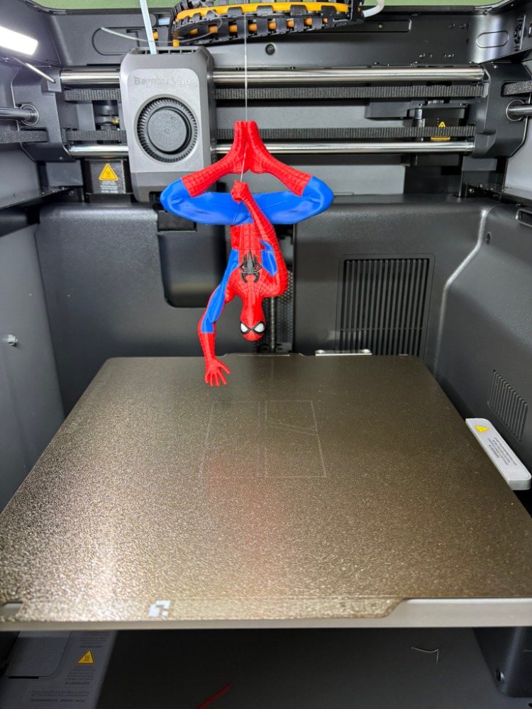 3D Baskı Süper Kahraman Asılı kalan Duvar Dekoru – El Yapımı Masa & Oda Aksesuarı
