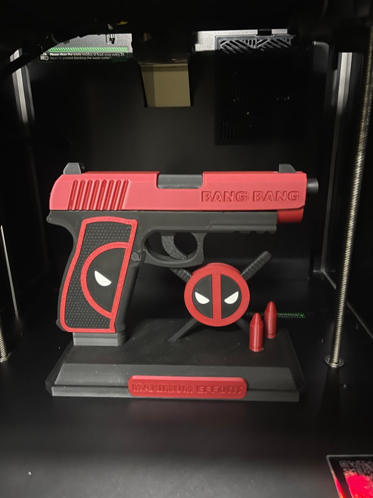 Deadpool Temalı Dekoratif Silah Figür – Koleksiyonluk Masa Aksesuarı