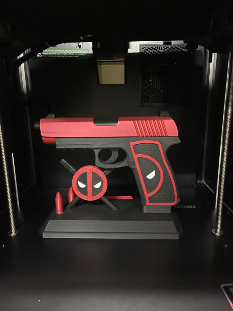 Deadpool Temalı Dekoratif Silah Figür – Koleksiyonluk Masa Aksesuarı