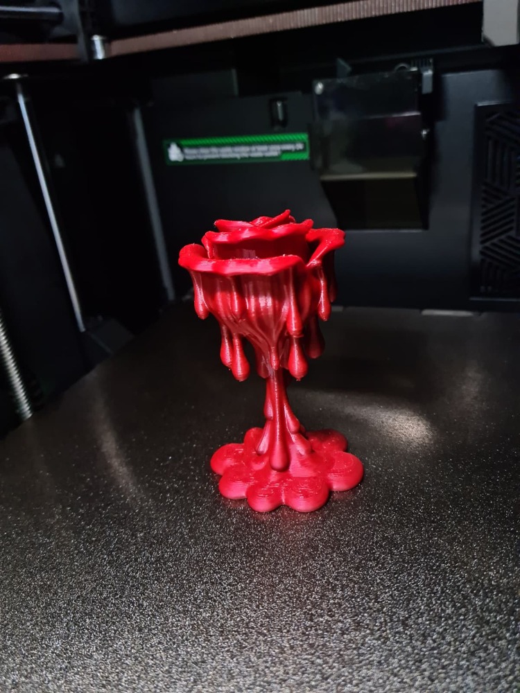 Damla Efektli Kırmızı Gül Dekoratif Obje – 3D Baskı Modern Tasarım