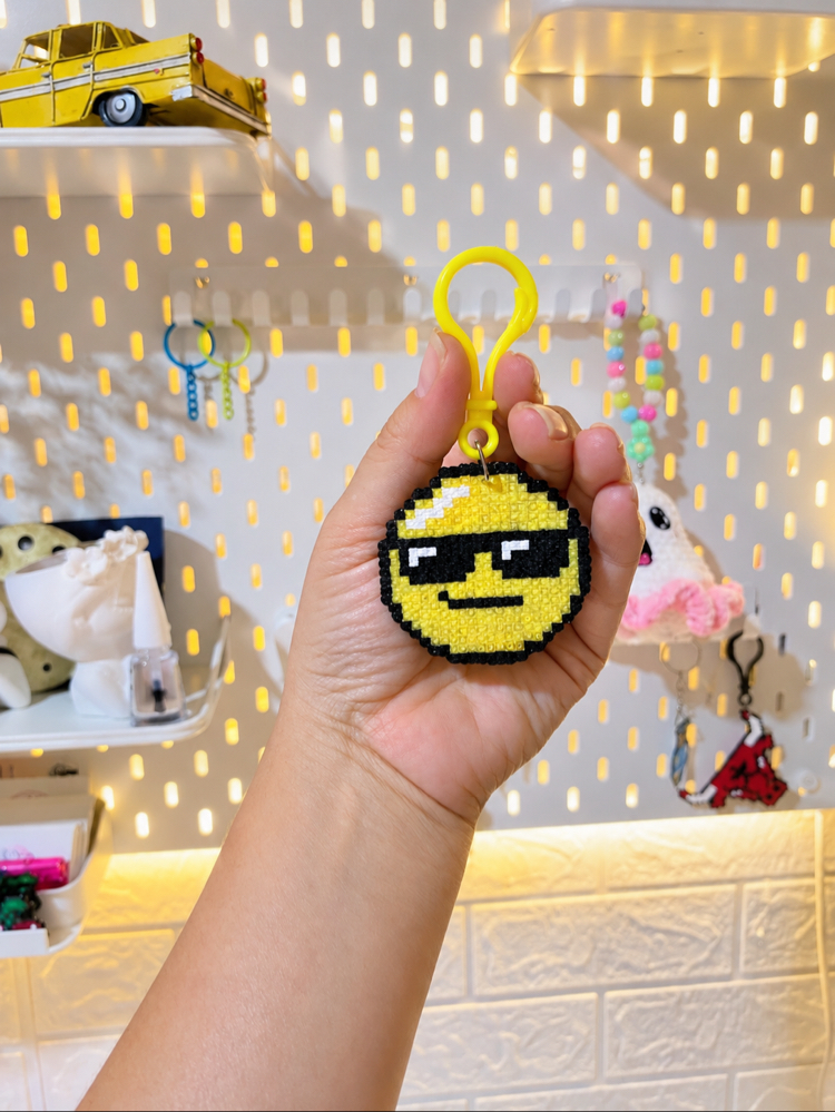 Havalı Emoji Hama Boncuk Anahtarlık – El Yapımı