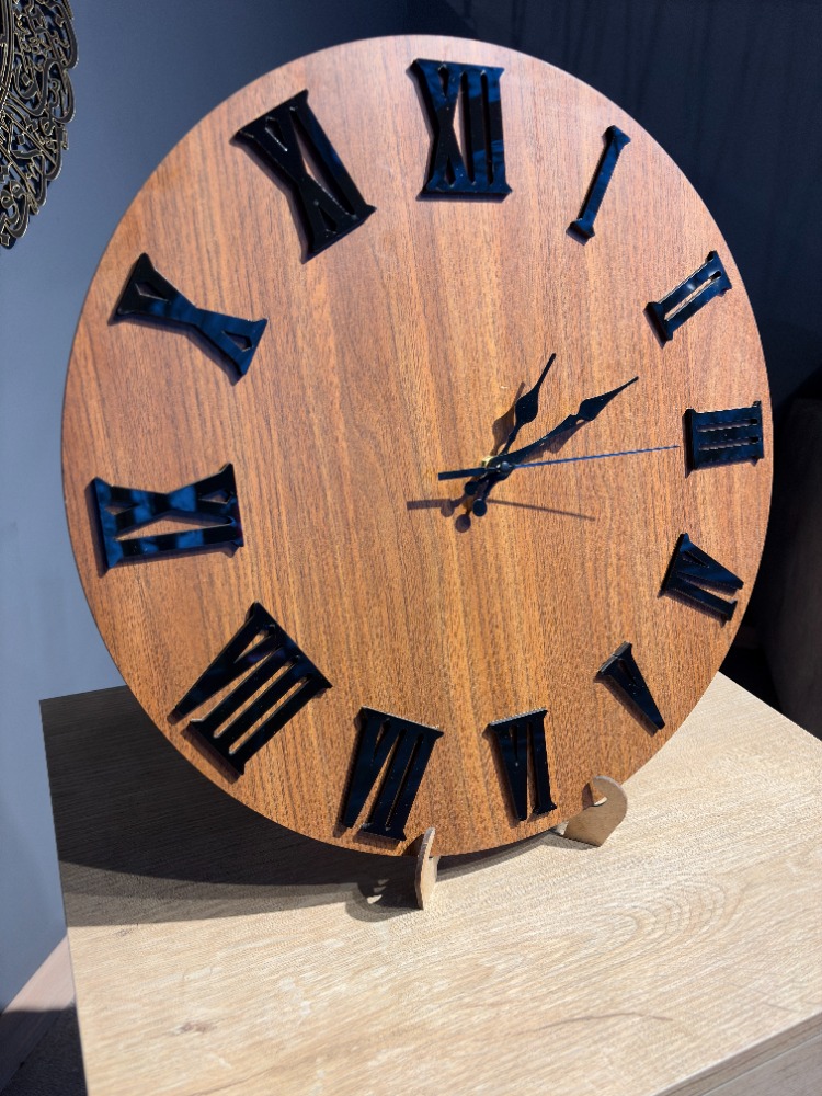 Walnut Black Roman – 40x40 cm Ceviz & Siyah Roma Rakamlı Duvar Saati | 3D Kabartmalı