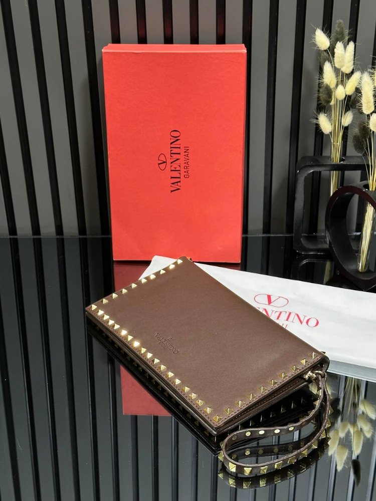 VALENTİNO GARAVANI ROCKSTUD CLUTCH BAG
