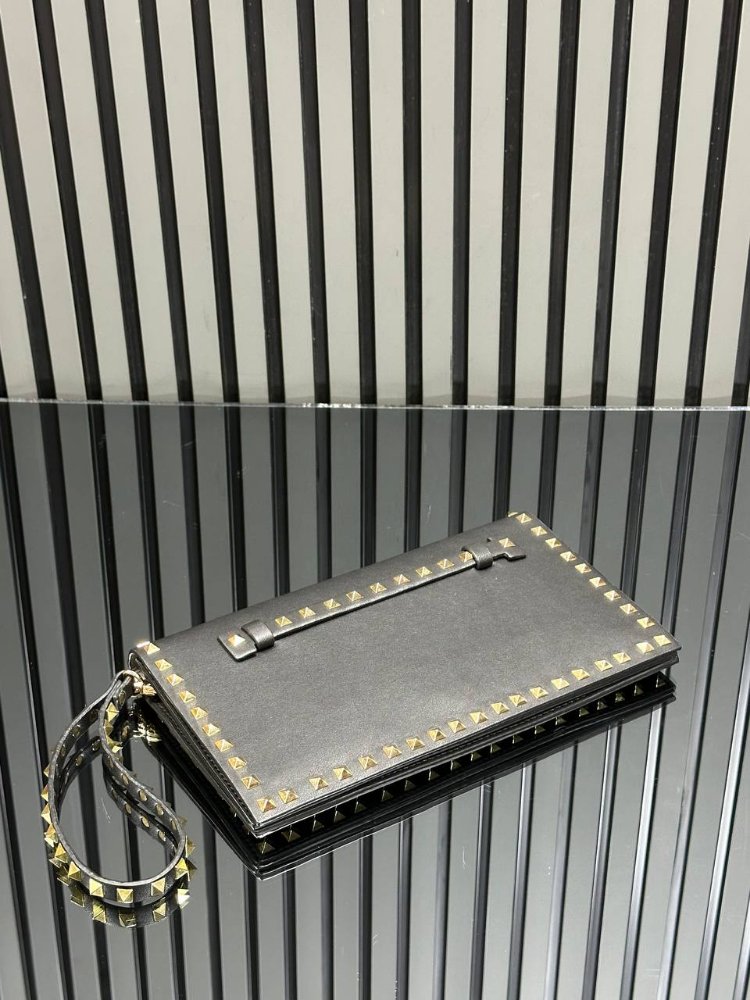 VALENTİNO GARAVANI ROCKSTUD CLUTCH BAG