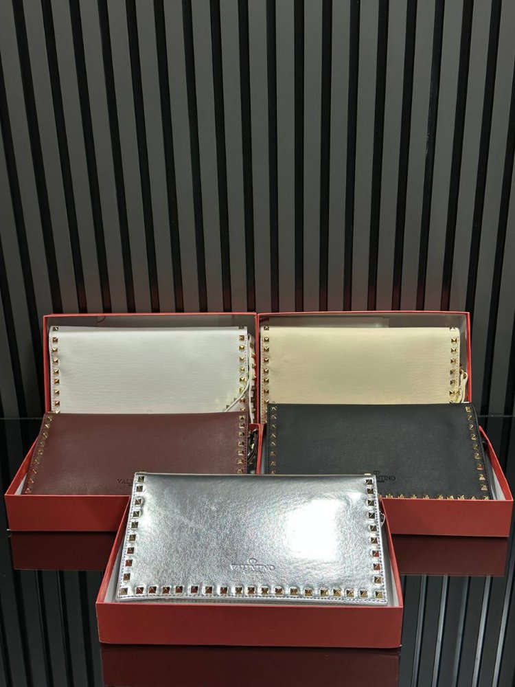 VALENTİNO GARAVANI ROCKSTUD CLUTCH BAG
