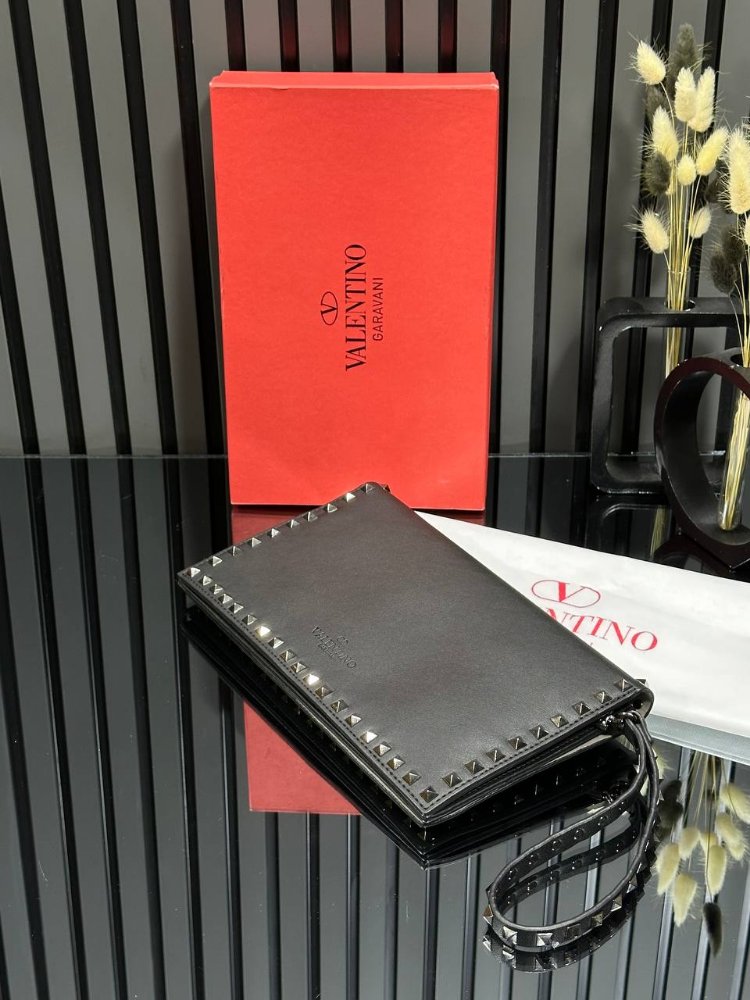 VALENTİNO GARAVANI ROCKSTUD CLUTCH BAG