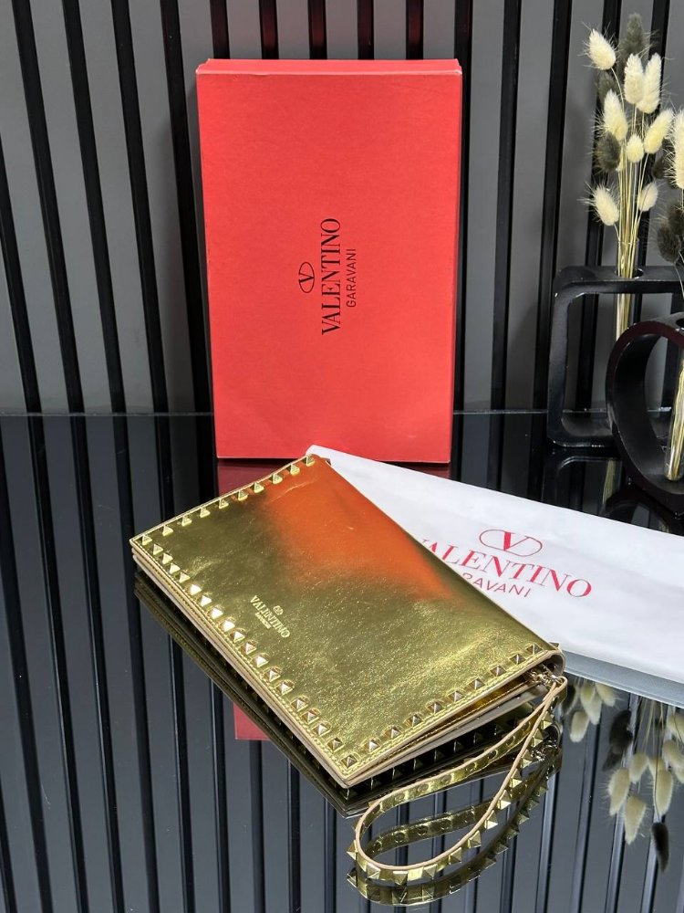 VALENTİNO GARAVANI ROCKSTUD CLUTCH BAG