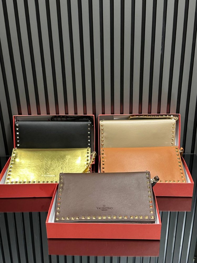 VALENTİNO GARAVANI ROCKSTUD CLUTCH BAG