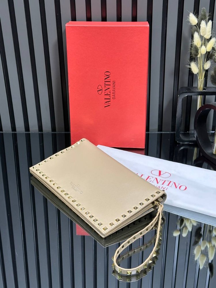 VALENTİNO GARAVANI ROCKSTUD CLUTCH BAG