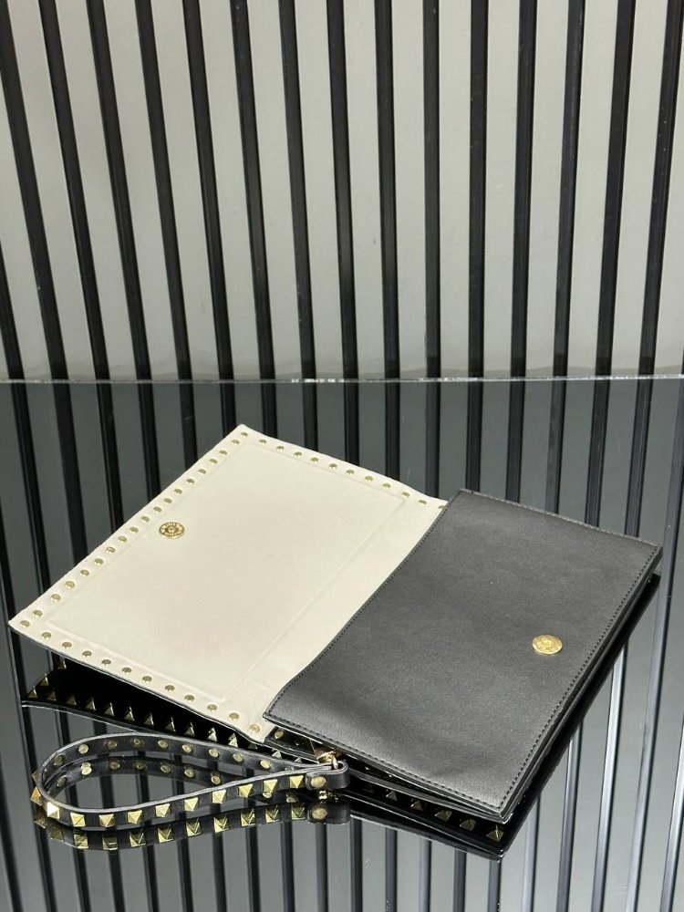 VALENTİNO GARAVANI ROCKSTUD CLUTCH BAG