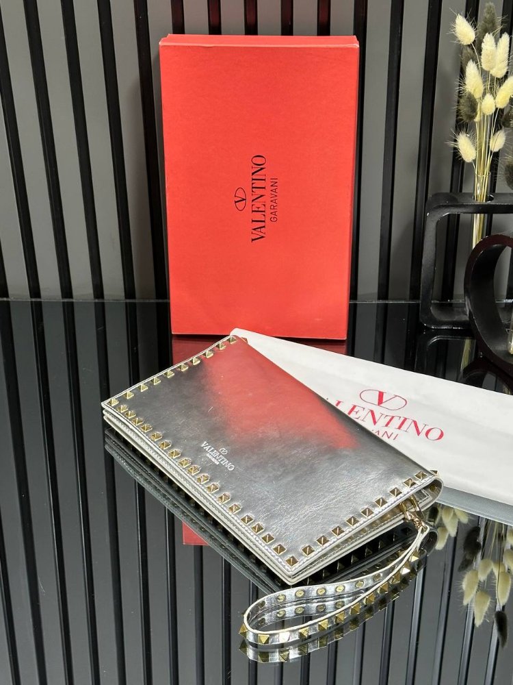 VALENTİNO GARAVANI ROCKSTUD CLUTCH BAG