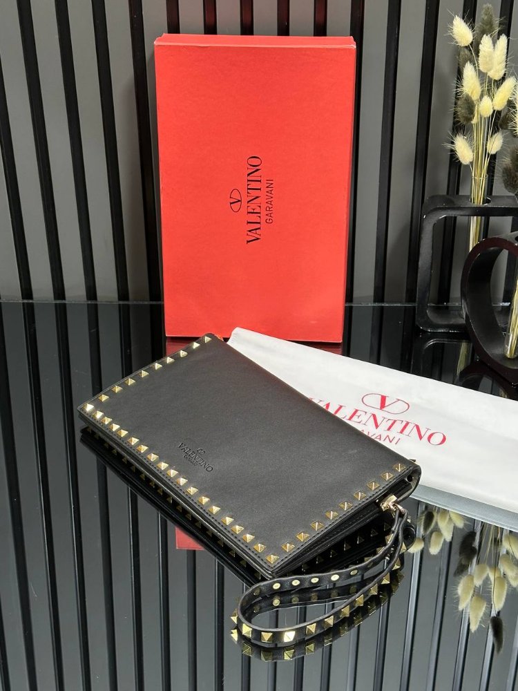 VALENTİNO GARAVANI ROCKSTUD CLUTCH BAG