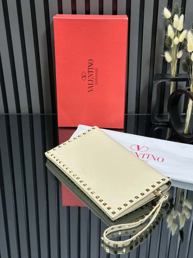 VALENTİNO GARAVANI ROCKSTUD CLUTCH BAG