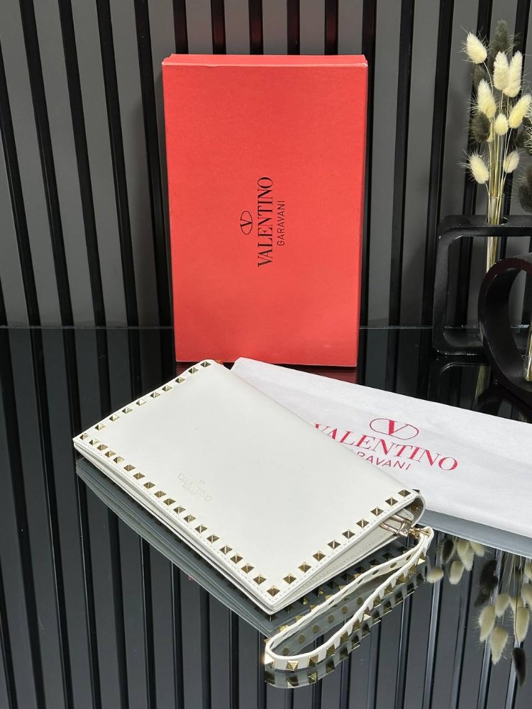VALENTİNO GARAVANI ROCKSTUD CLUTCH BAG