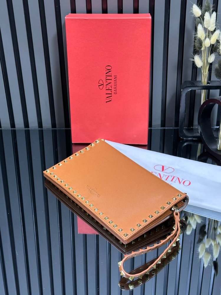 VALENTİNO GARAVANI ROCKSTUD CLUTCH BAG