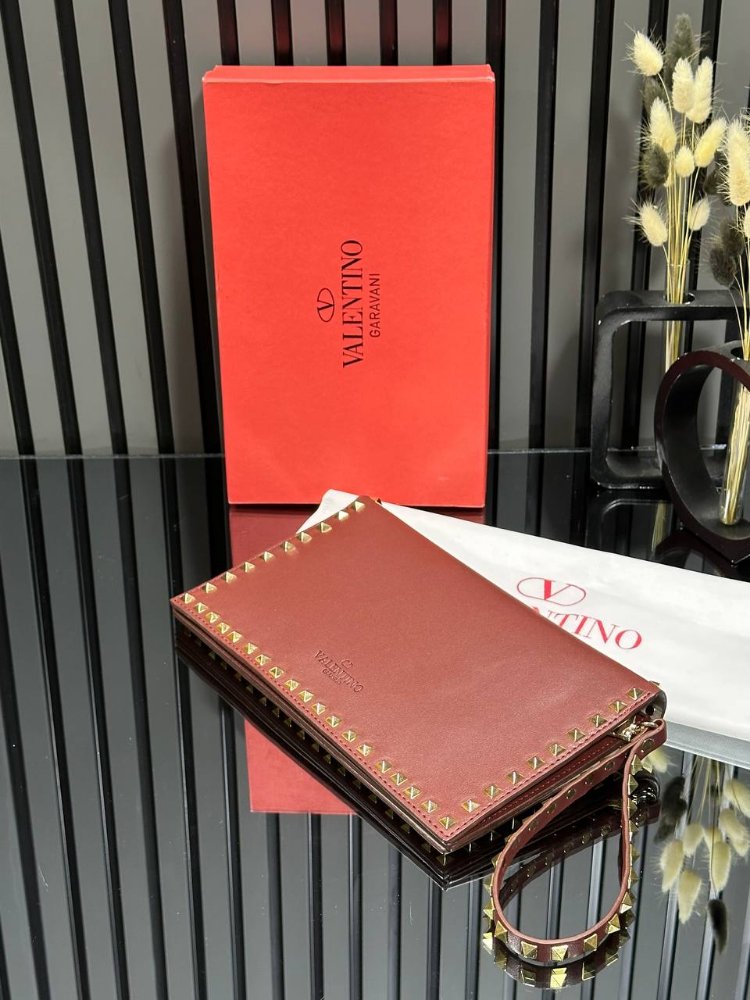 VALENTİNO GARAVANI ROCKSTUD CLUTCH BAG