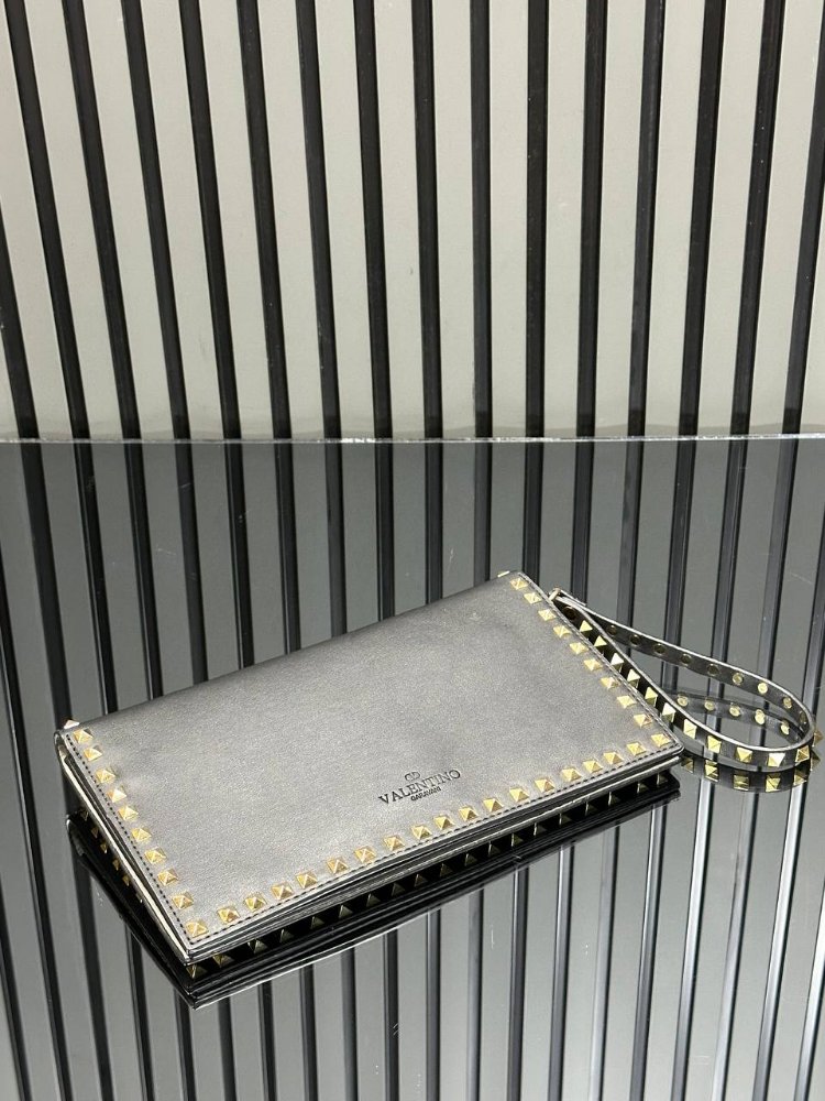 VALENTİNO GARAVANI ROCKSTUD CLUTCH BAG